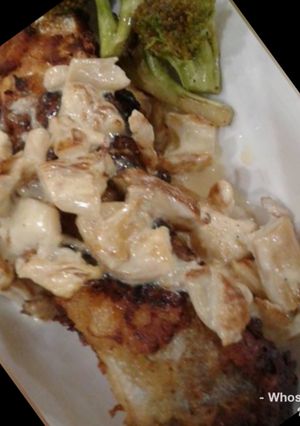 A picture of Whosayna’s Crispy Chicken topped with Creamy Mushroom Sauce and Brocolli Stirfried.