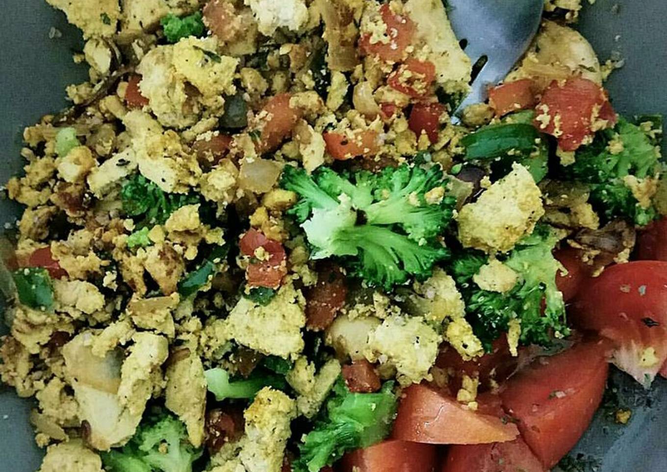 Scrambled tofu con verduras salteadas a la cúrcuma
