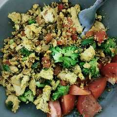 Foto principal de Scrambled tofu con verduras salteadas a la cúrcuma