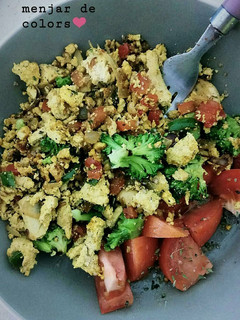 Una foto de Scrambled tofu con verduras salteadas a la cúrcuma