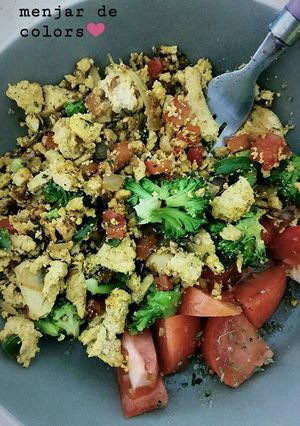 Una foto de Scrambled tofu con verduras salteadas a la cúrcuma