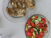 Una foto de contramuslos de pollo a las hierbas