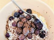 Una foto de helado de blueberry