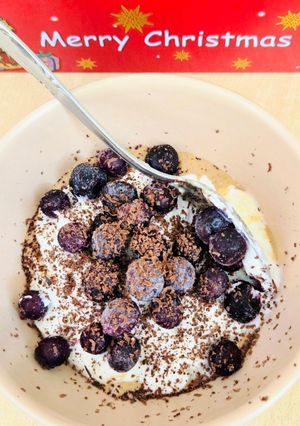 Una foto de Cuenco de yogur natural con arándanos helados y chocolate, en 35 segundos, para un día de 35° 🥵