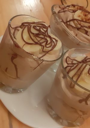 صورة لوصفة كؤوس الياغوت كراميل والموز والشوكولاتة