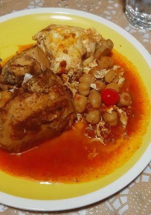 Une photo de Poulet aux oeufs en sauce rouge 🍴