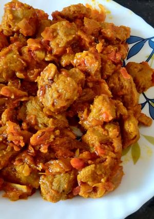 सोयाबीन बड़ी की सूखी सब्ज़ी (Soyabean badi ki sookhi sabzi recipe in Hindi) रेसिपी मुख्य फोटो