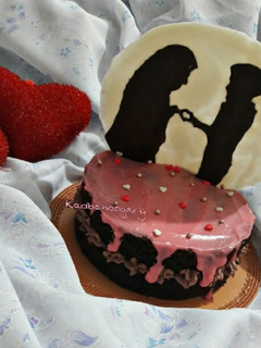 عکسی از دستور کیک عاشقانه با تاپر شکلاتی 💞