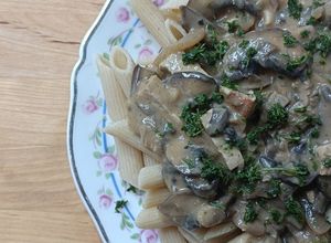 Une photo de 🌿Champignons et tofu fumé façon sauce Stroganoff