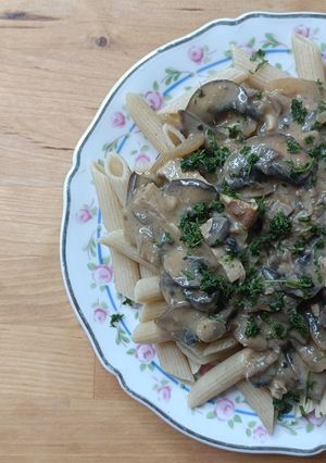 Une photo de 🌿Champignons et tofu fumé façon sauce Stroganoff