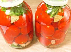 Фото Помидоры под капроновой крышкой с водкой | Tomatoes under capron cover with vodka.