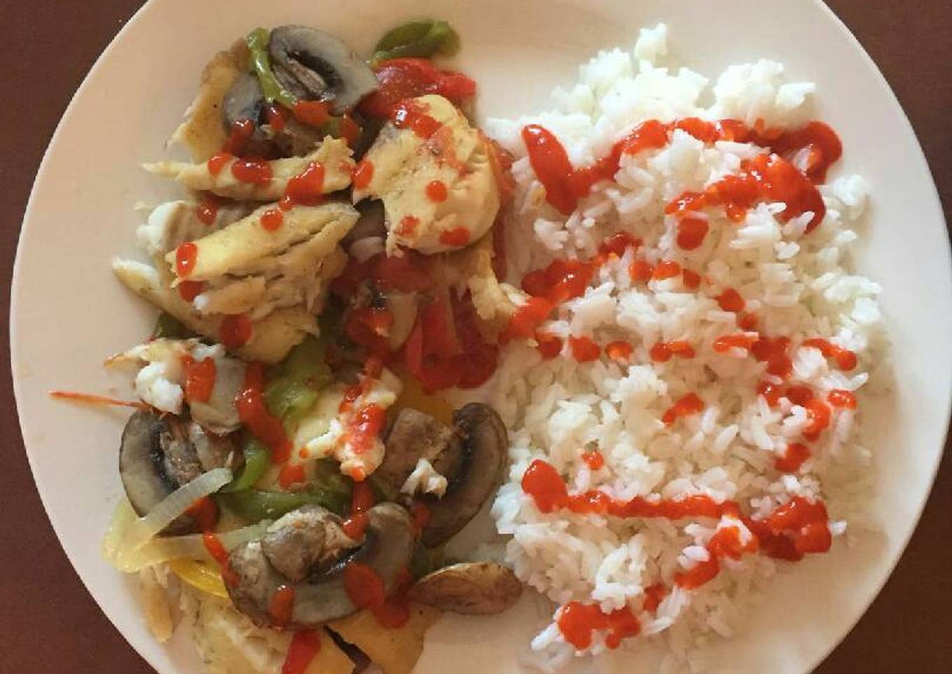 Tilapia con champiñones y pimientos