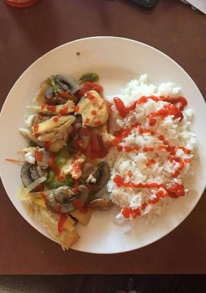 Una foto de Tilapia con champiñones y pimientos