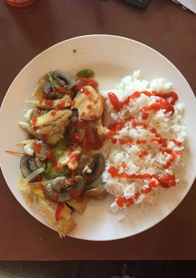 Una foto de Tilapia con champiñones y pimientos