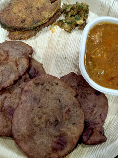कोंबडी वडे आणि सुरमई फ्राय (Kombdi Vade Surmai Fry Recipe In Marathi) रेसिपी चे मुख्य फोटो
