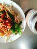 Ăn sáng với bún thịt xào (món chay)