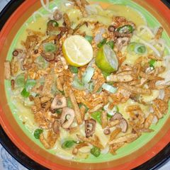 A picture of Chicken Khowsuey.