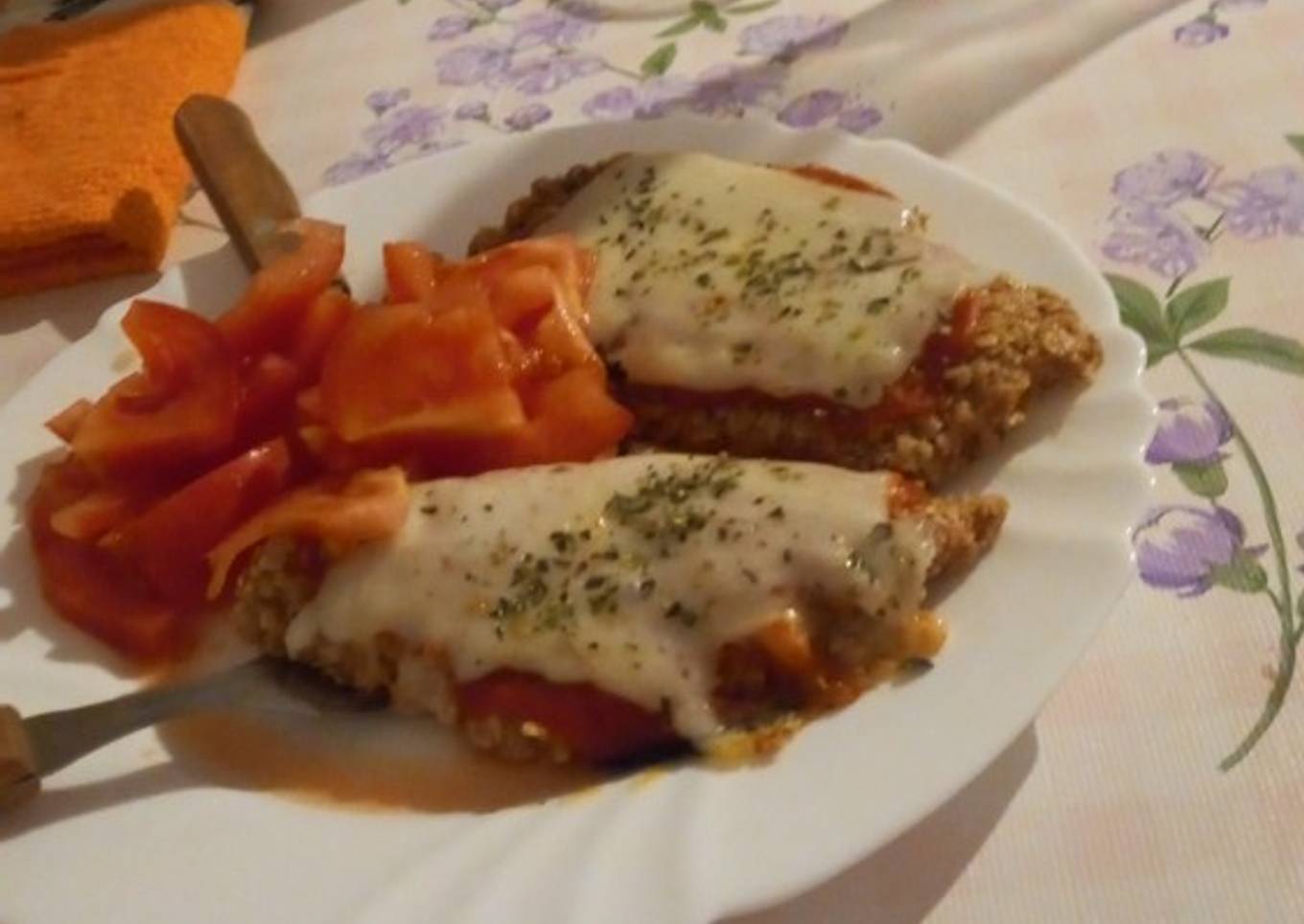 Milanesa napolitana de pollo con tomate