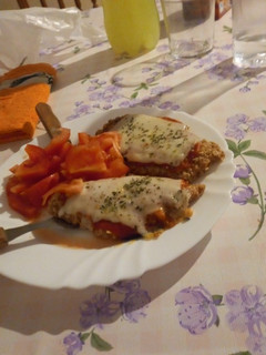 Una foto de Milanesa napolitana de pollo con tomate