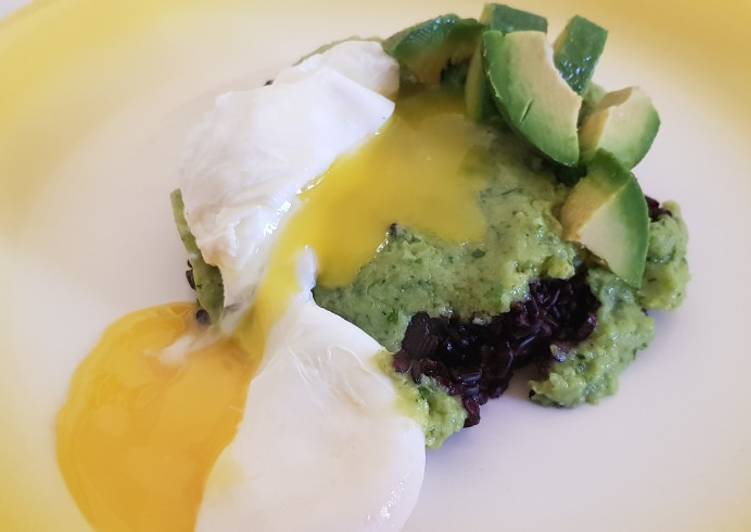 Riso venere con crema di zucchine e avocado, e ovetto fondente