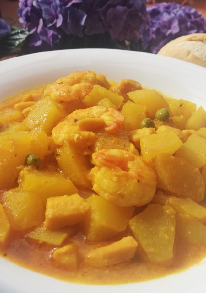 Una foto de Papas con langostinos y chocos 🦐🦑🥔