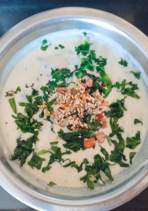 A picture of Crispy Palak Kishmish Raita.