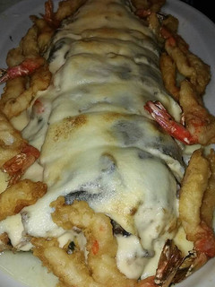 Una foto de Merluza rellena de espinacas, gambas y piñones