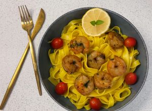 Une photo de Tagliatelles au curcuma ~ Crevettes 💛