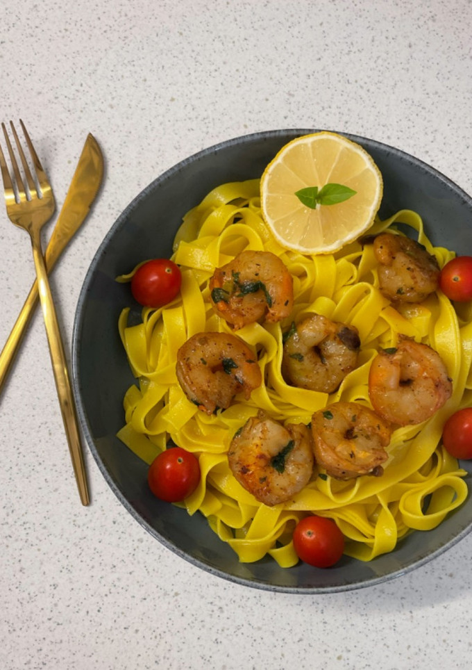 Une photo de Tagliatelles au curcuma ~ Crevettes 💛