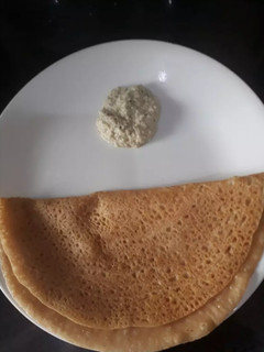 A picture of Wheat flour dosa with chutney.