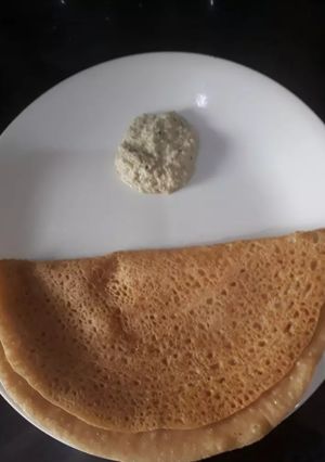A picture of Wheat flour dosa with chutney.
