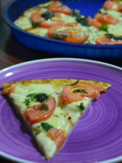 Una foto de Pizza caprese con masa de calabacín
