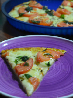 Una foto de Pizza caprese con masa de calabacín