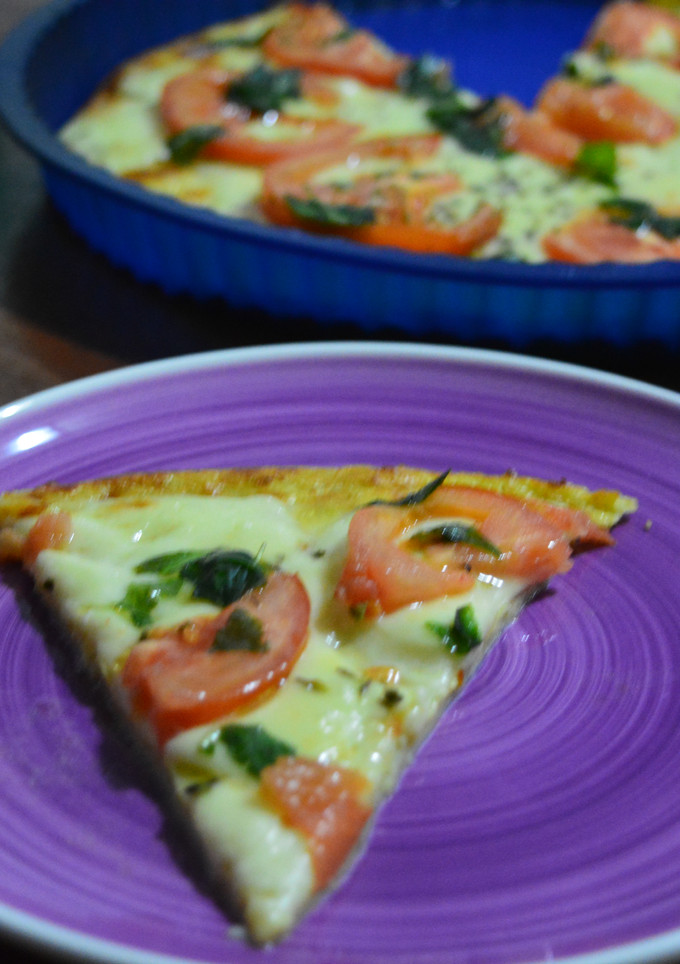 Una foto de Pizza caprese con masa de calabacín
