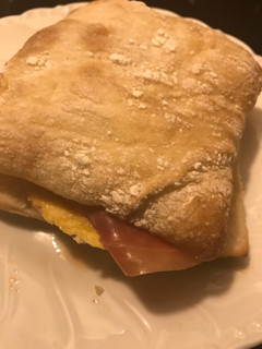 Una foto de Un "por dos" en tres minutos.Chapatita de cristal con jamón y tortilla francesa