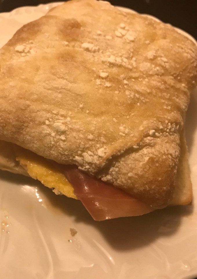 Una foto de Un "por dos" en tres minutos.Chapatita de cristal con jamón y tortilla francesa