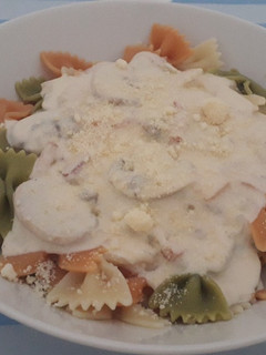 Una foto de Lacitos tres colores con salsa Alfredo a mi estilo 🇮🇹
