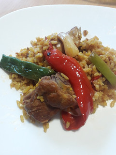 Una foto de Arroz al horno con costillas, garbanzos, pimientos y ajos tierno