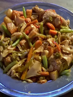 Una foto de Wok de pollo y verduras