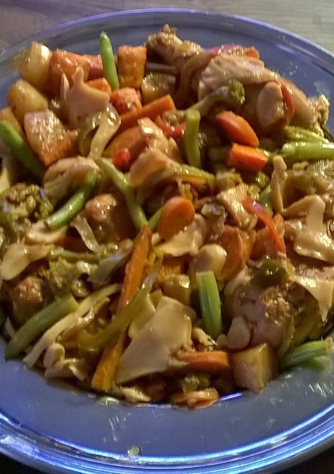 Una foto de Wok de pollo y verduras