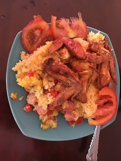 Una foto de Arroz de verduras con alitas de pollo bbq