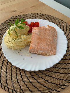 Una foto de Salmón al papillote con puré de patata y tomates cherries