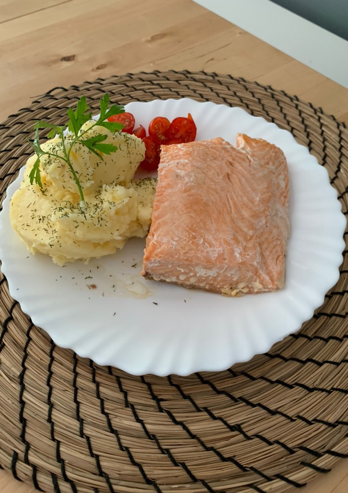 Una foto de Salmón al papillote con puré de patata y tomates cherries
