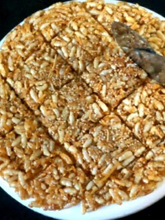 तिल-मुरमुरा चिक्की(til murmura chikki recipe in hindi) रेसिपी मुख्य फोटो
