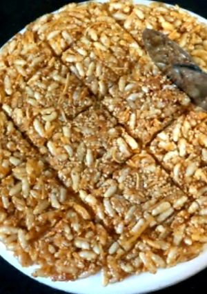 तिल-मुरमुरा चिक्की(til murmura chikki recipe in hindi) रेसिपी मुख्य फोटो
