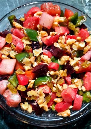 वॉलनट वेजी सेलेड (Walnut Veggie Salad recipe in Hindi) रेसिपी मुख्य फोटो