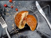 Una foto de bollo relleno de carne molida