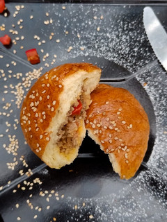 Una foto de Bollos rellenos de carne asada, salsa y queso 🧀
