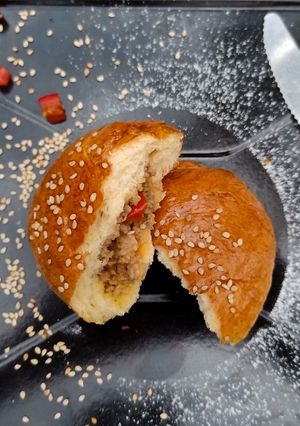 Una foto de Bollos rellenos de carne asada, salsa y queso 🧀