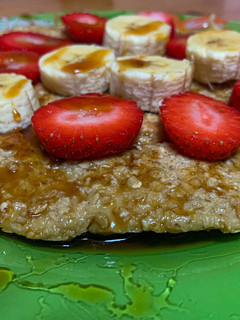 Una foto de Tortitas de avena con fresa, plátano y miel de Palma